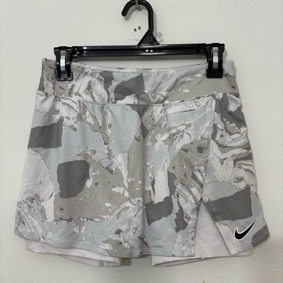 Nike Dri-Fit Camo Woman’s Training Skort Grey/White Sz S - Picture 1 of 4
